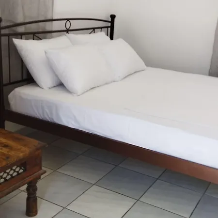 Bed & Breakfast Art - Kitchen & Washing Machine Perissa (Santorini)